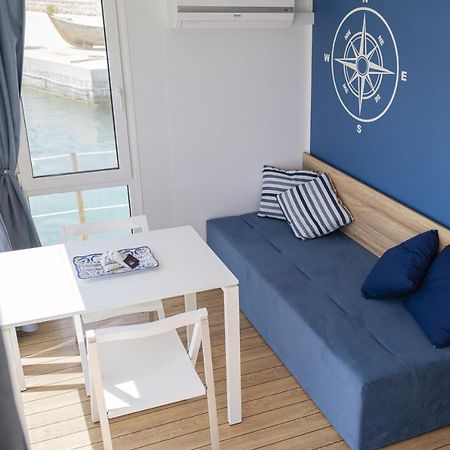 ホテル Houseboat Floatart Experience ビシェーリエ エクステリア 写真