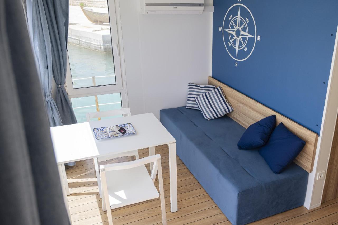 ホテル Houseboat Floatart Experience ビシェーリエ エクステリア 写真