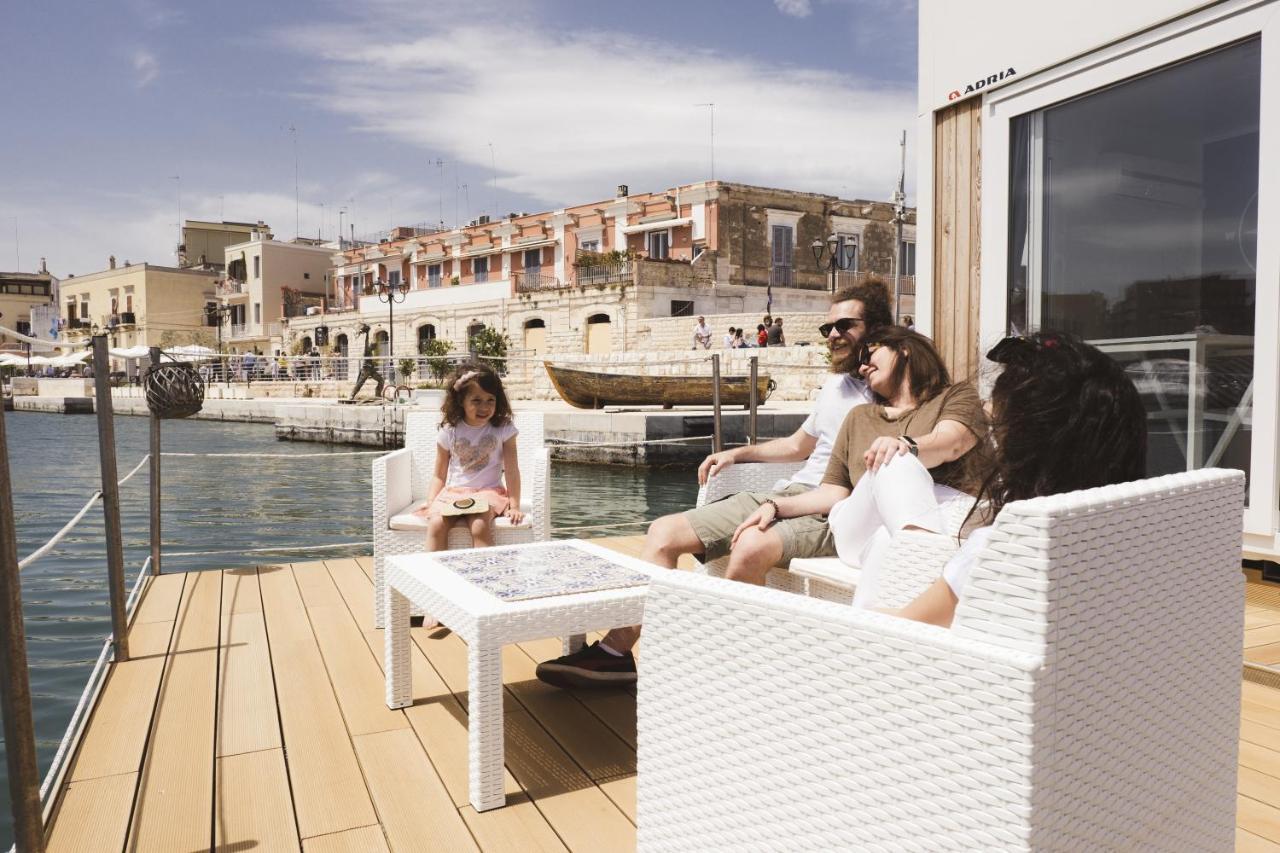 ホテル Houseboat Floatart Experience ビシェーリエ エクステリア 写真